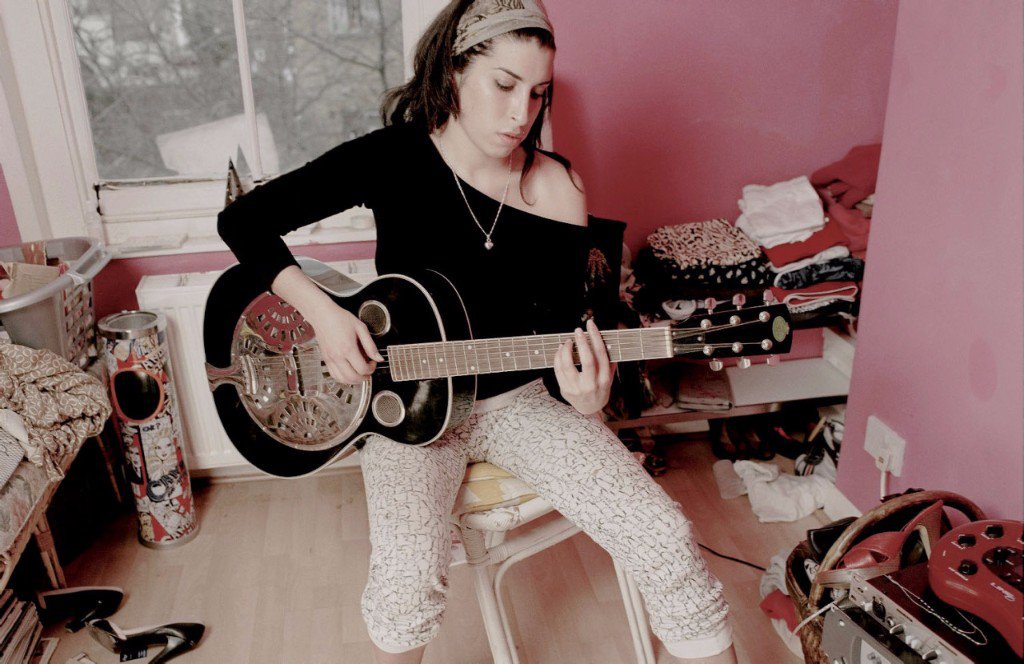 amy-tocando-la-guitarra