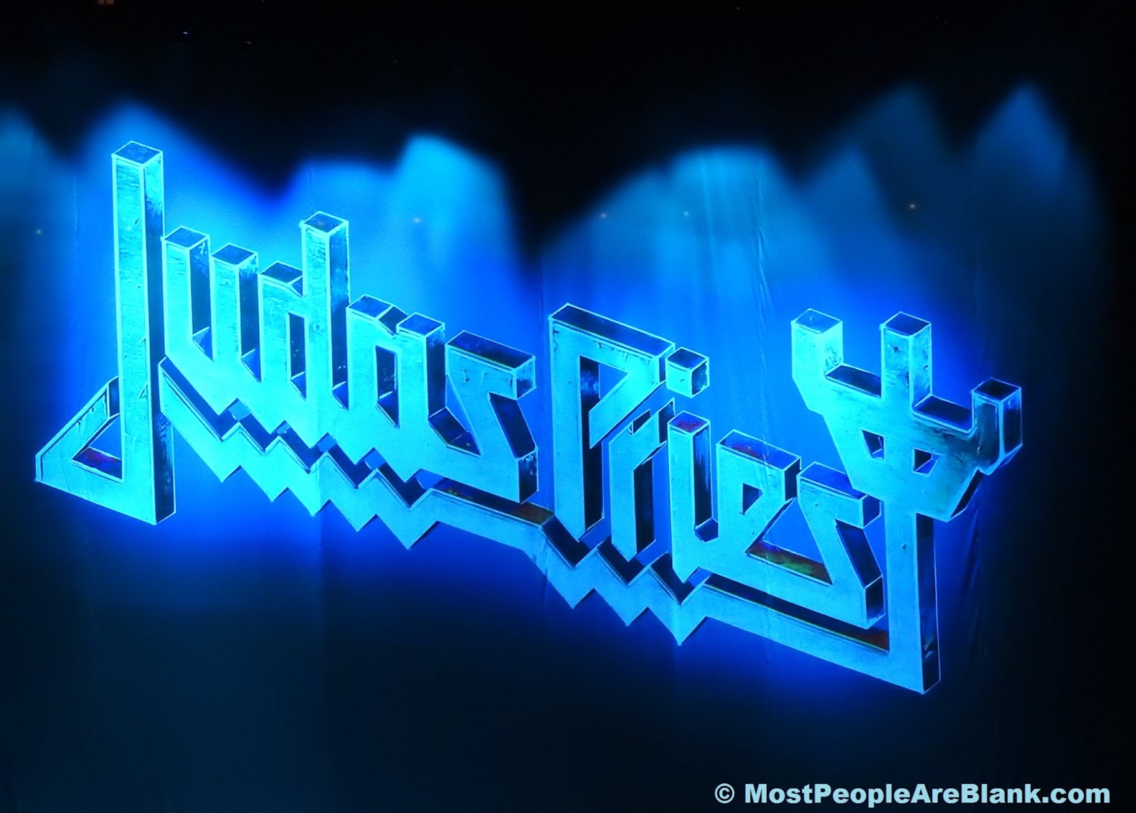 ¿Por qué los logotipos de metal son tan ilegibles?