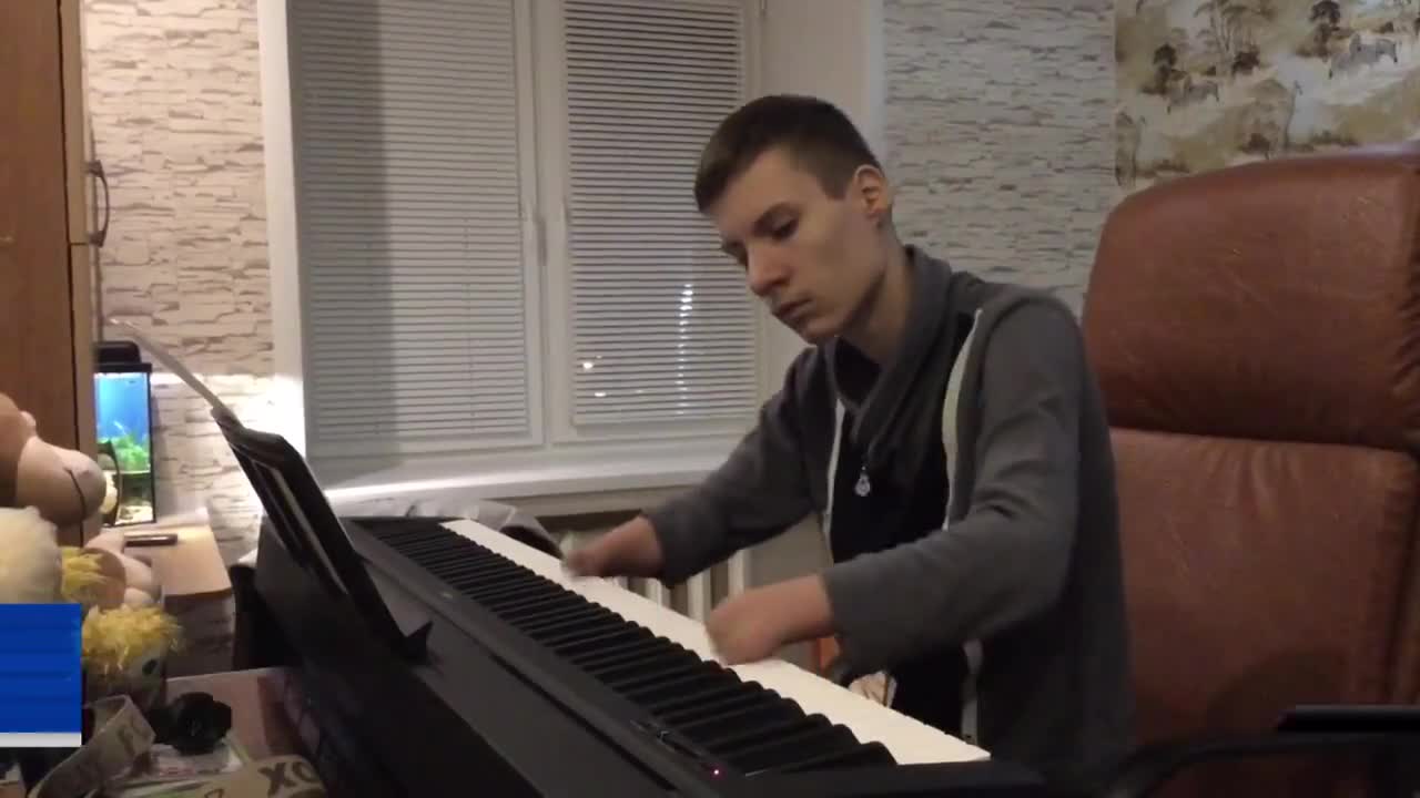 Este músico nació sin dedos y toca el piano maravillosamente