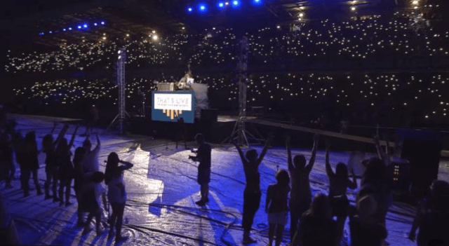 1200 músicos tocan en vivo «Smells Like Teen Spirit» de Nirvana y es tan Espectacular!!!