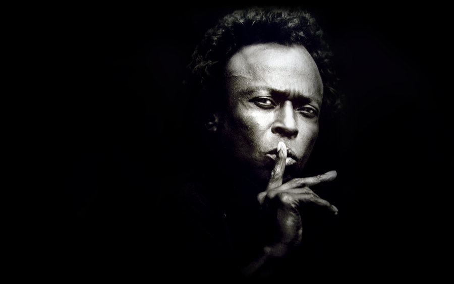 FRASES DEL LEGENDARIO MILES DAVIS UNA DE LAS FIGURAS MAS RELEVANTES DE LA HISTORIA DEL JAZZ.