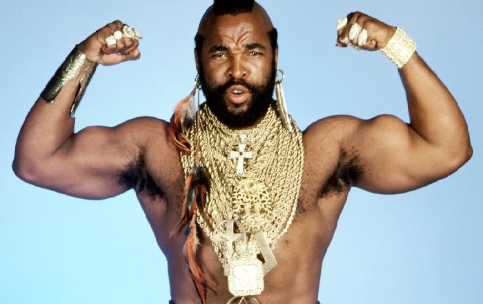 El irreconocible look de “Mario Baracus” a los 65 años