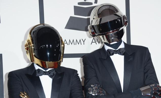 8 artistas musicales a los que les encanta esconder el rostro