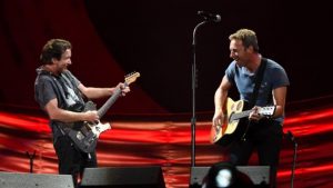DUPLA. Eddie Vedder y Chris Martin hicieron un tema juntos.