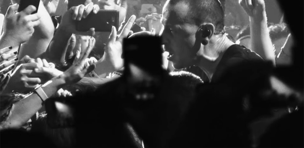 Mira a Chester Bennington cantar “Crawling” en el nuevo video de Linkin Park