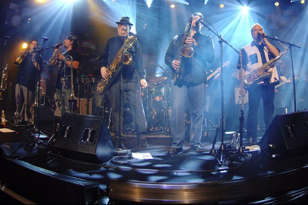 Dos miembros de la Tower of Power golpeados por un tren.