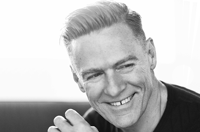 Bryan Adams no solamente se dedica a la música
