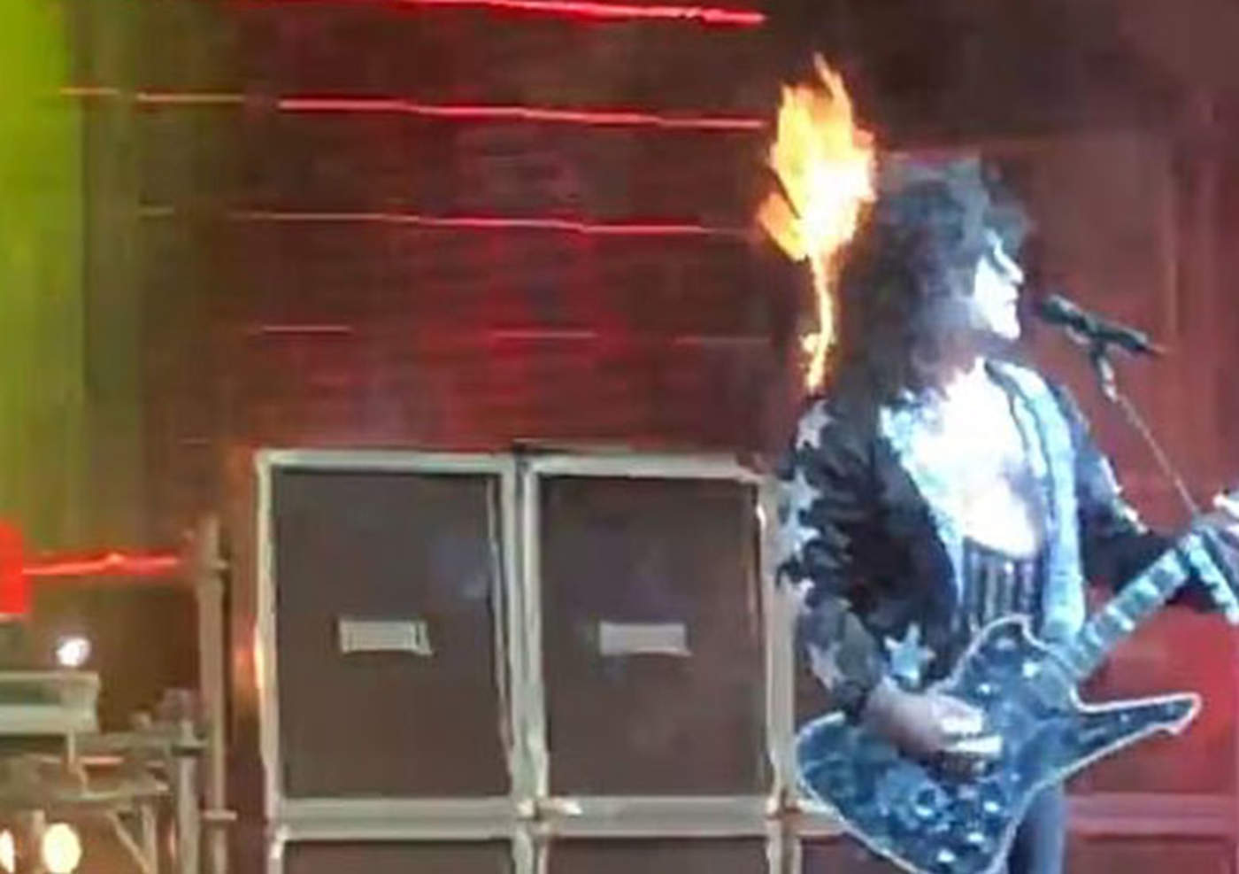 Rock descabellado: se le incendia la melena en pleno concierto pero termina el tema como si nada (VIDEO)