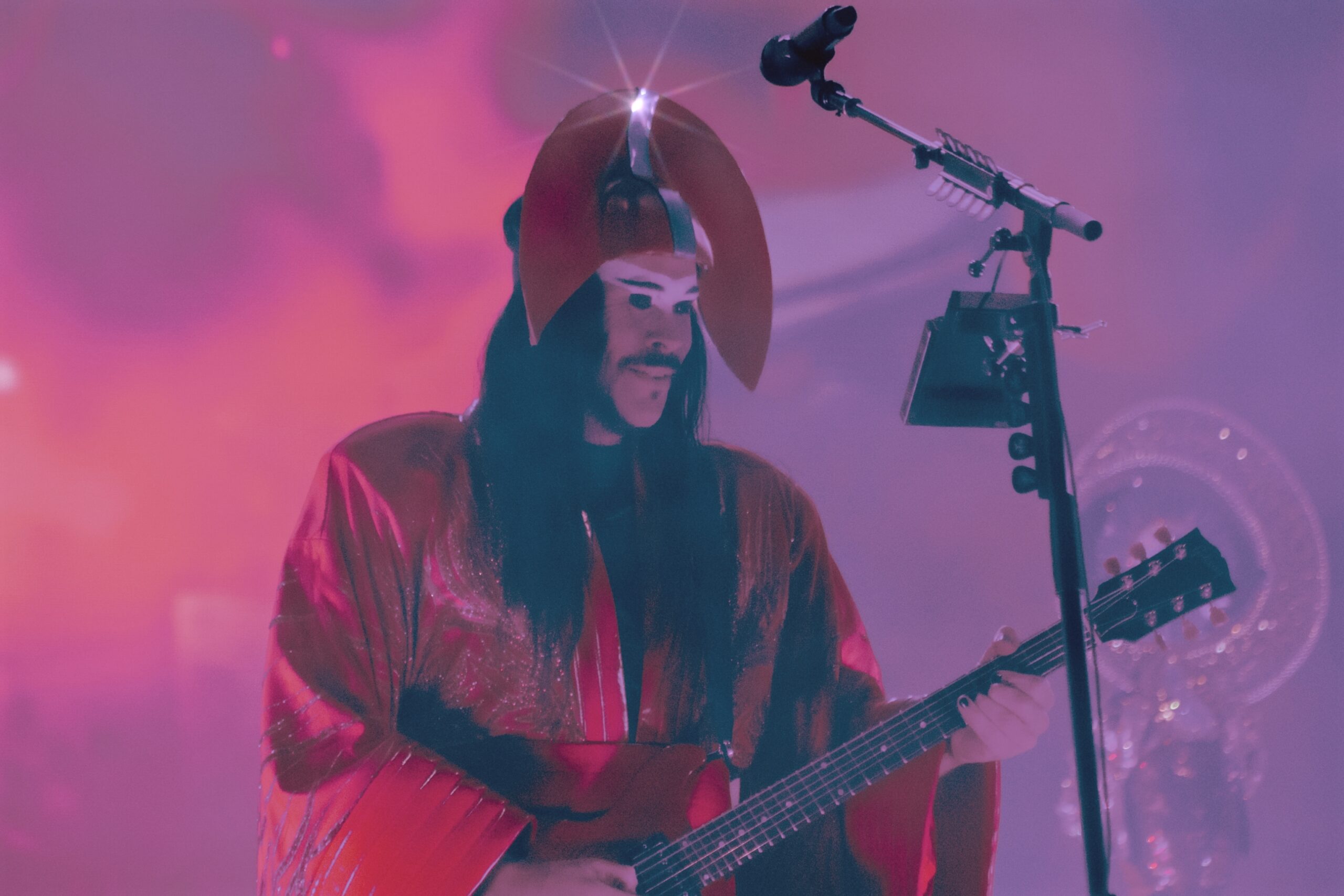 Empire of the Sun deslumbra con un show futurista en el Simi Fest
